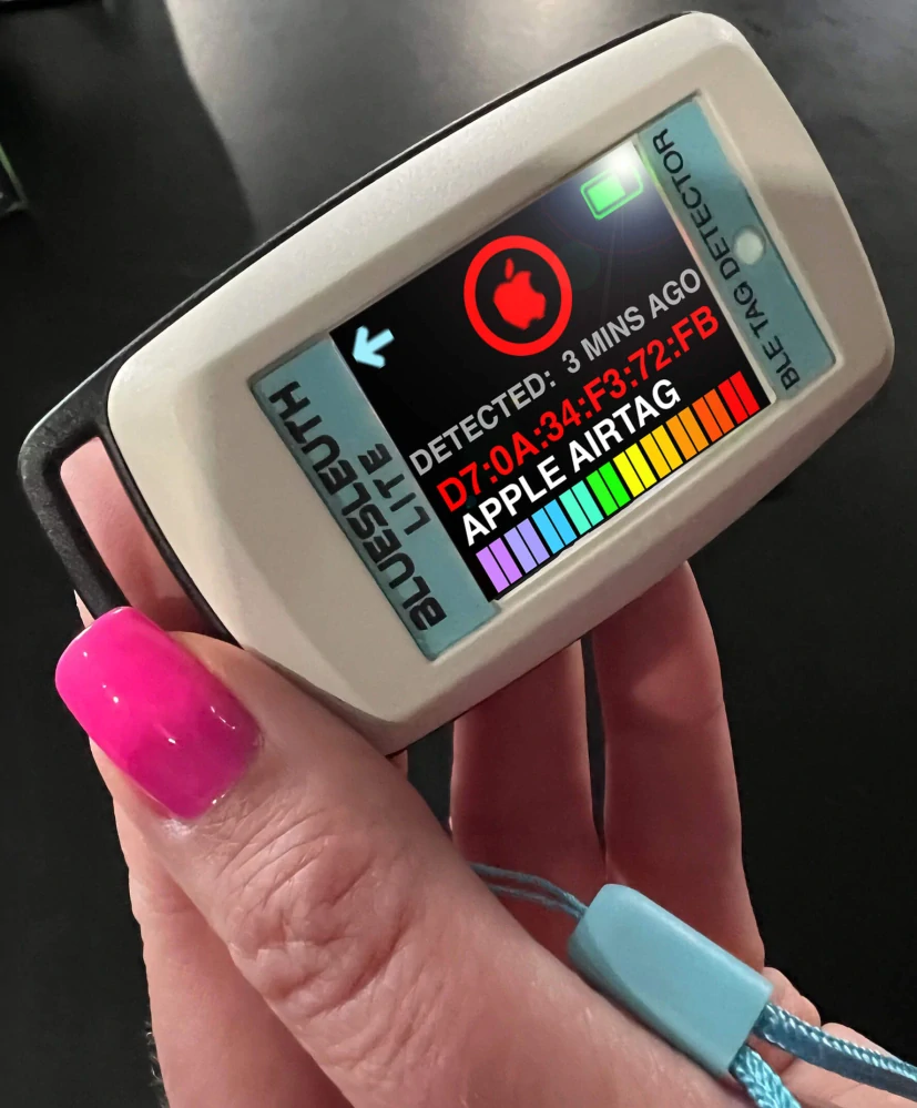 Detektor BLE sledovacích tagů (AirTag, Samsung Tag a jiné) - BlueSleuth-Lite