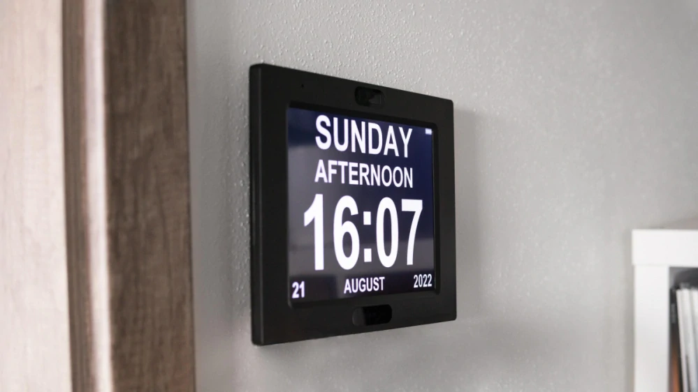 Digitální fotorámeček s hodinami a skrytou 2K kamerou - C20